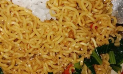 Makan Nasi dan Mi Bersamaan