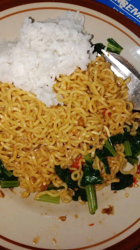 Makan Nasi dan Mi Bersamaan